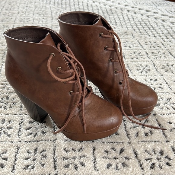 Mossimo Supply Co Chunk Heel Lace Front Boot Size 6.5M - Picture 2 of 9